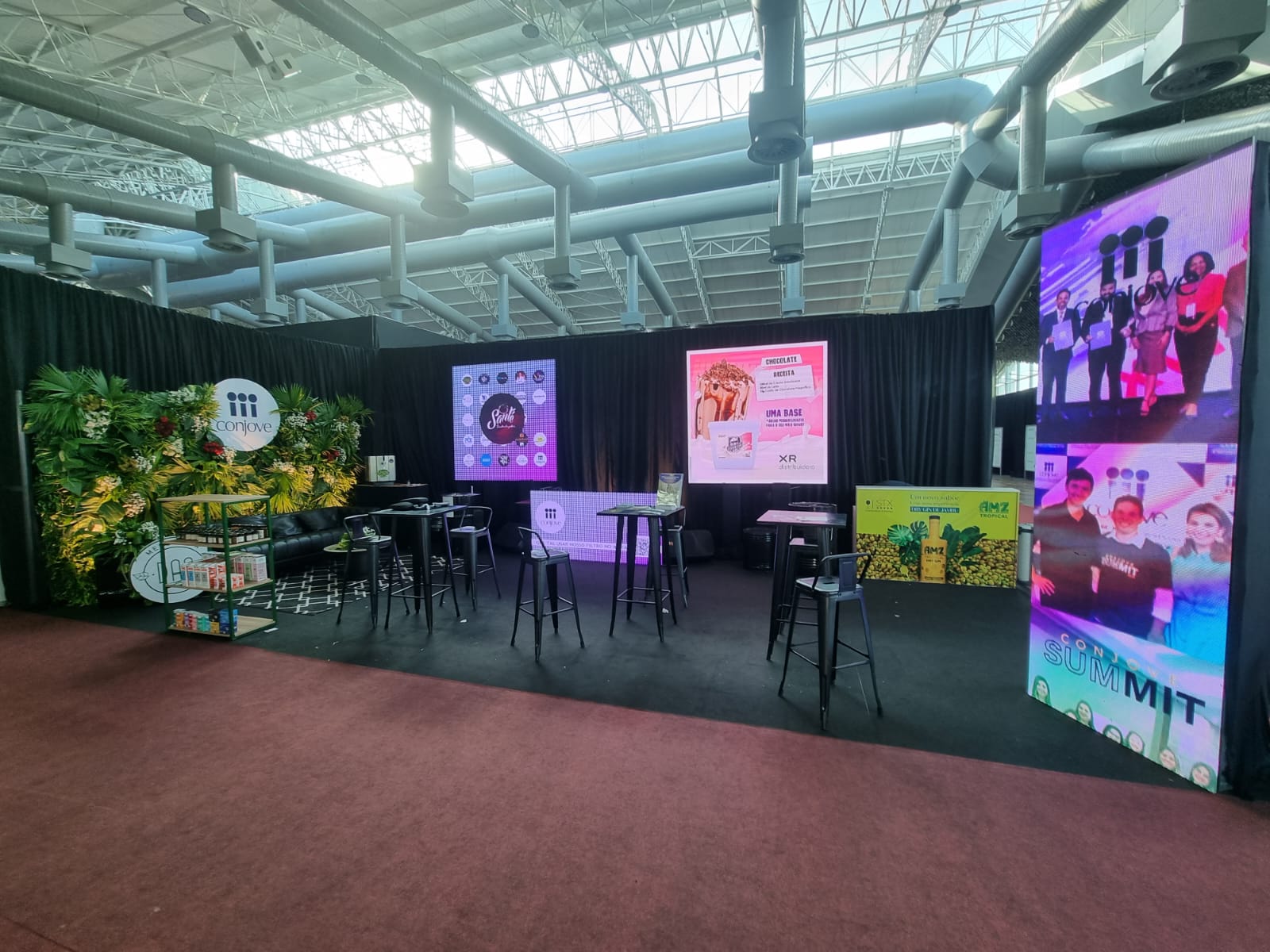 Estande para evento projetado pelo Studio UXI